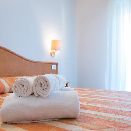 Hotel Falco Riccione Bagian luar foto