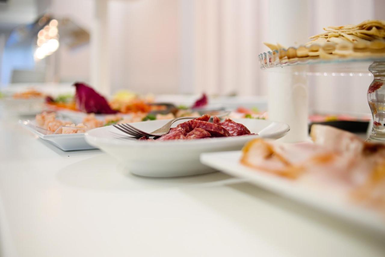 Hotel Falco Riccione Bagian luar foto