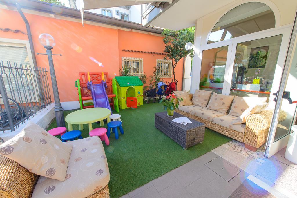 Hotel Falco Riccione Bagian luar foto