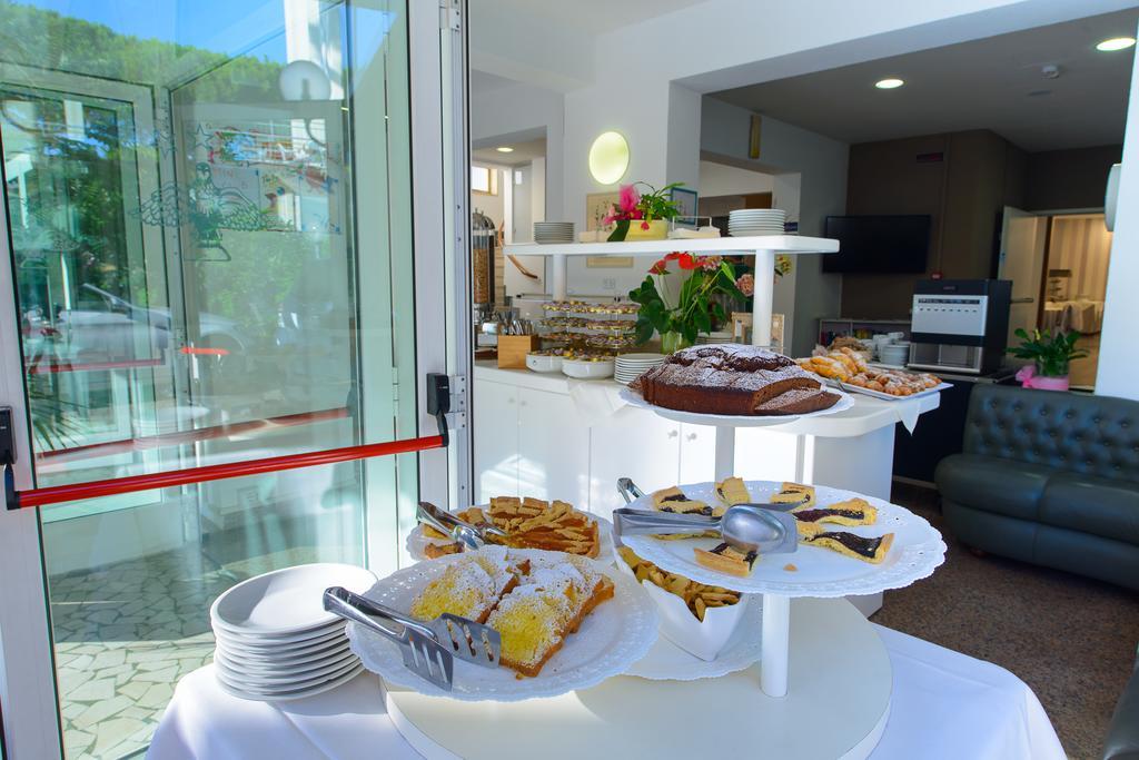 Hotel Falco Riccione Bagian luar foto