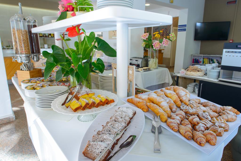 Hotel Falco Riccione Bagian luar foto