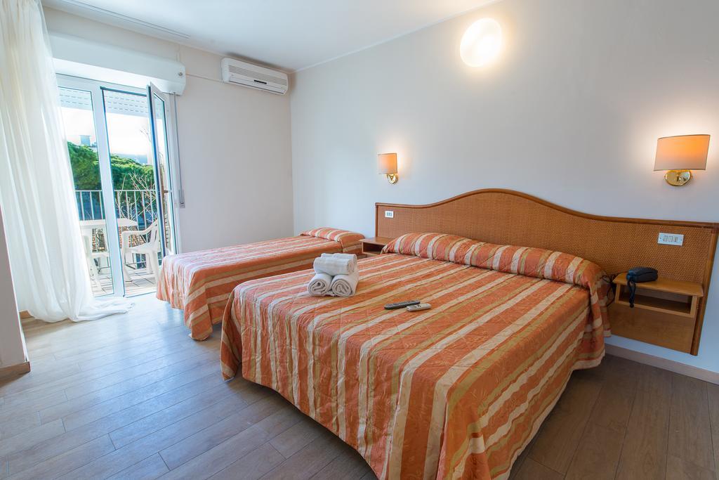 Hotel Falco Riccione Bagian luar foto