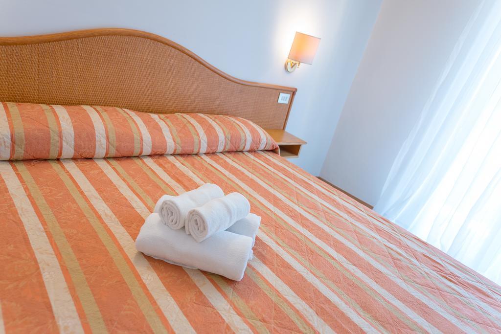 Hotel Falco Riccione Bagian luar foto