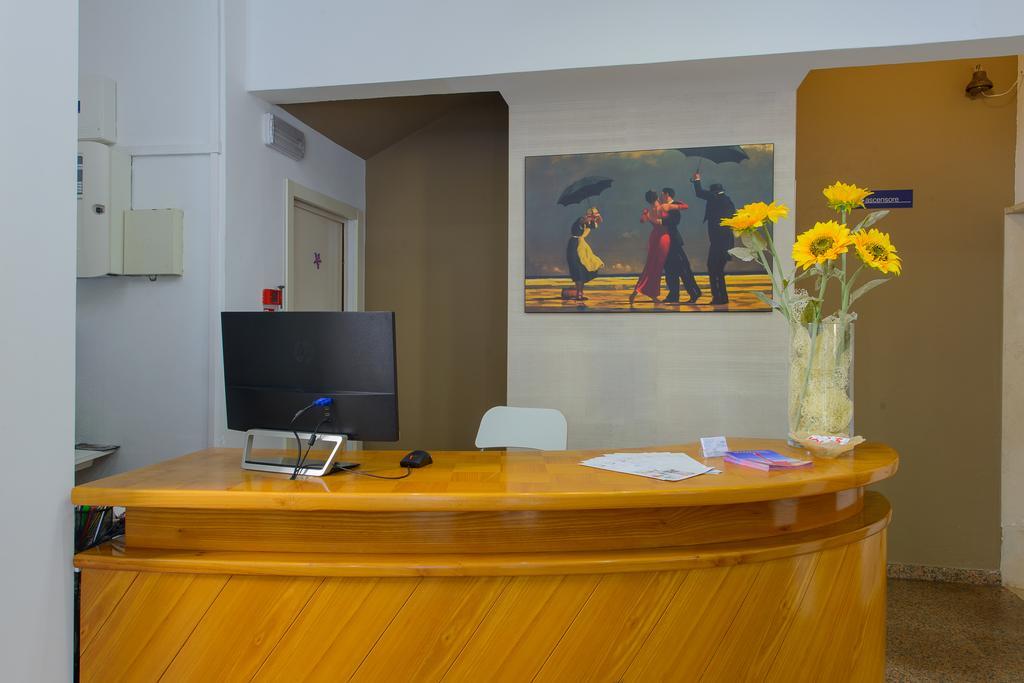 Hotel Falco Riccione Bagian luar foto