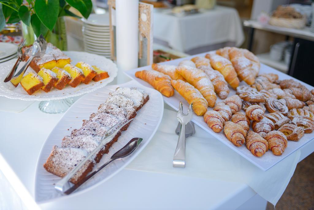 Hotel Falco Riccione Bagian luar foto
