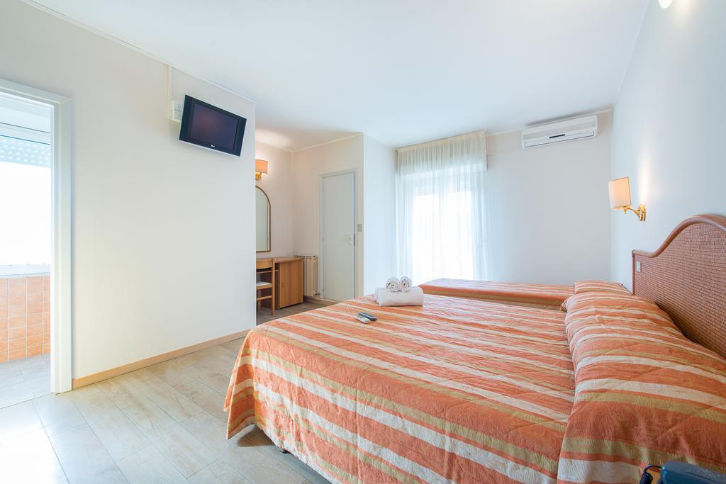 Hotel Falco Riccione Bagian luar foto