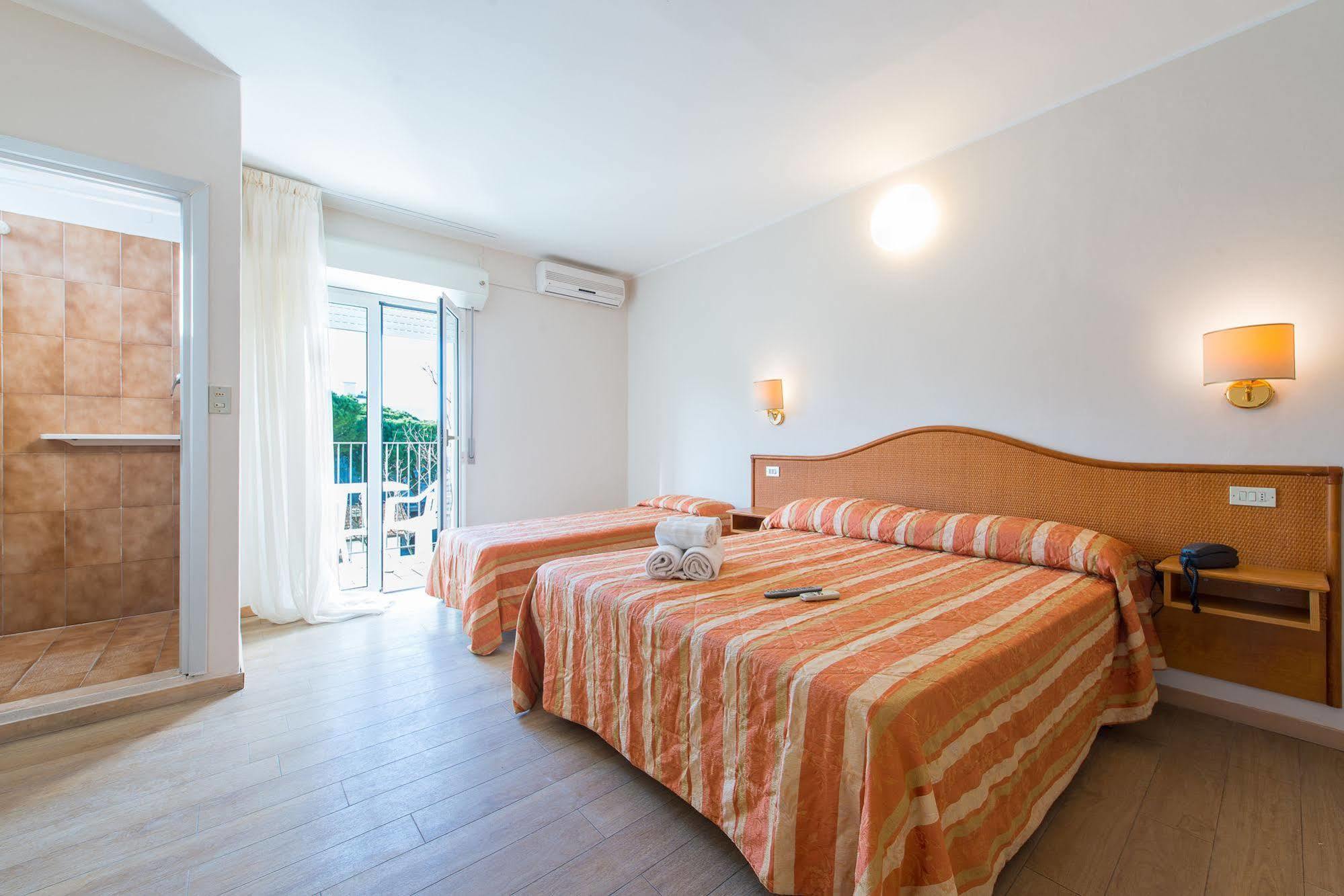 Hotel Falco Riccione Bagian luar foto