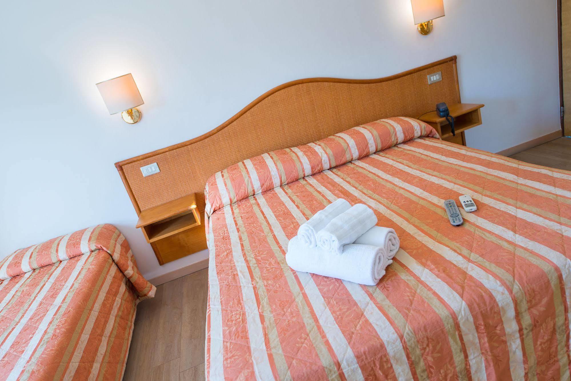 Hotel Falco Riccione Bagian luar foto