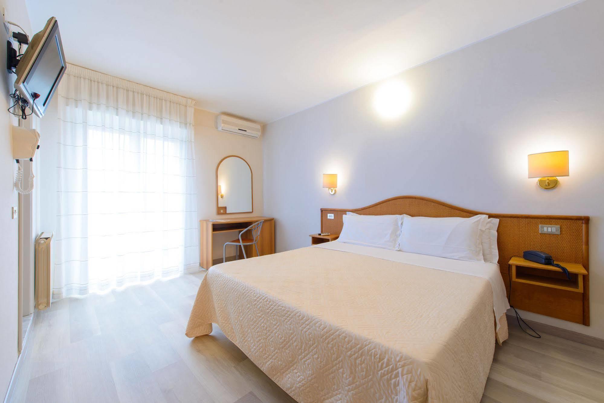 Hotel Falco Riccione Bagian luar foto