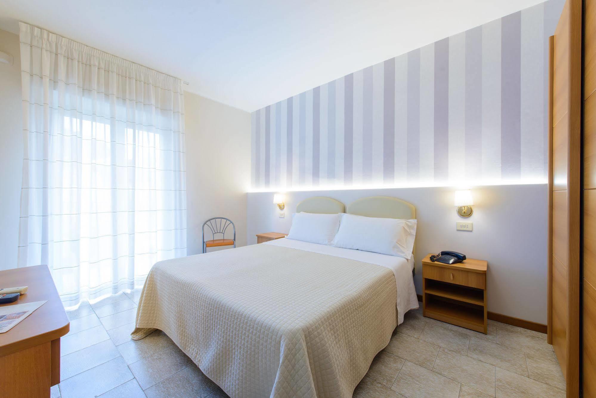 Hotel Falco Riccione Bagian luar foto