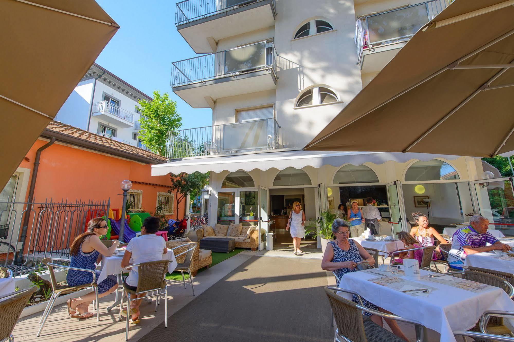 Hotel Falco Riccione Bagian luar foto